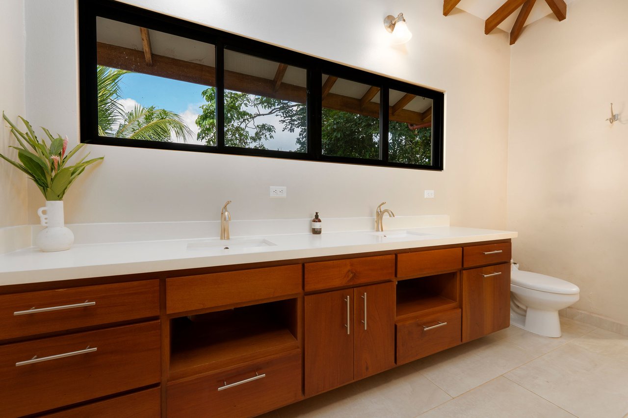 OCEAN AND MOUNTAIN VIEW 3 BEDROOM HOME WITH POOL IN LAGUNAS