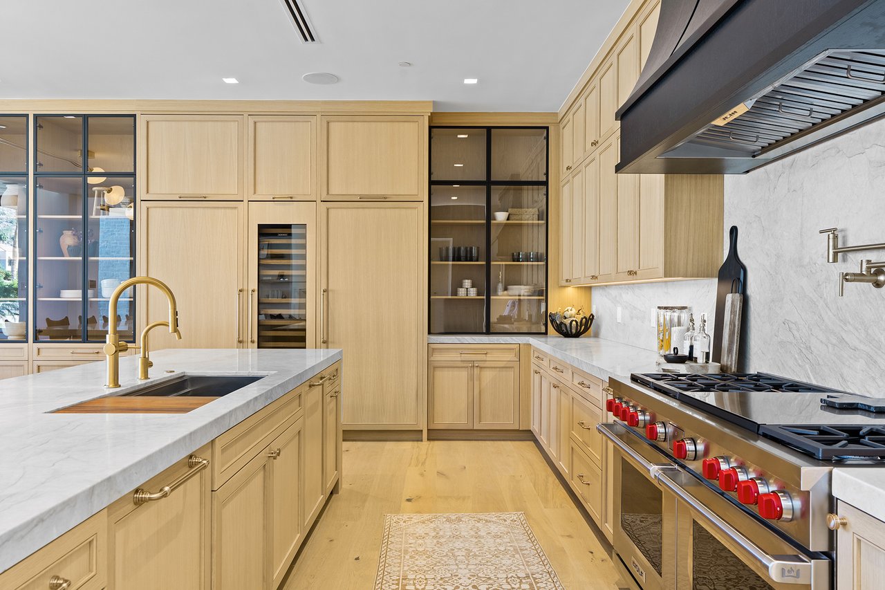 6230 E HILLCREST Boulevard