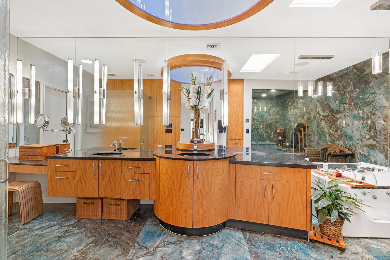 5905 N ECHO CANYON Lane