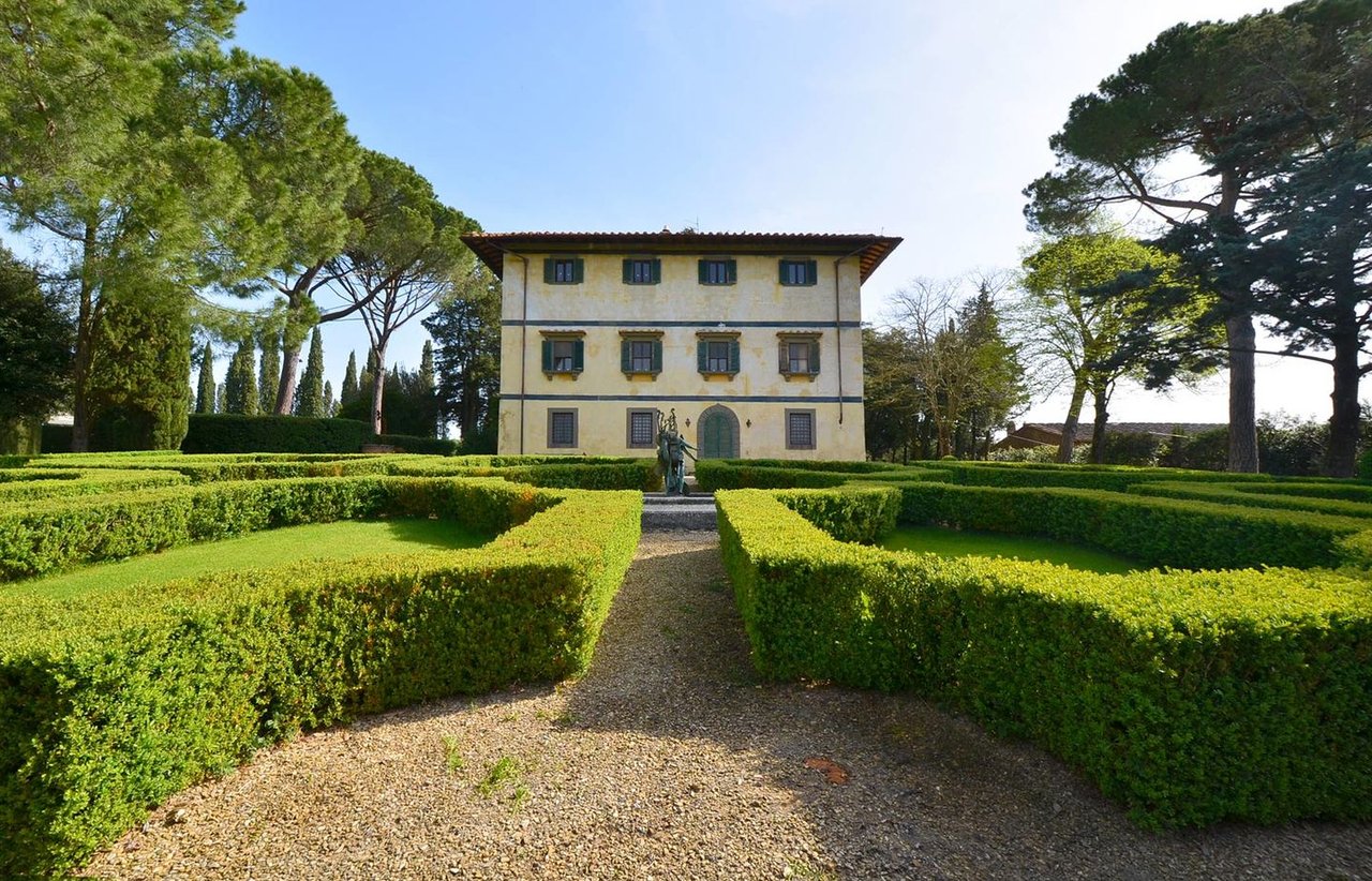 Prestigious and Historic Country House with Pool