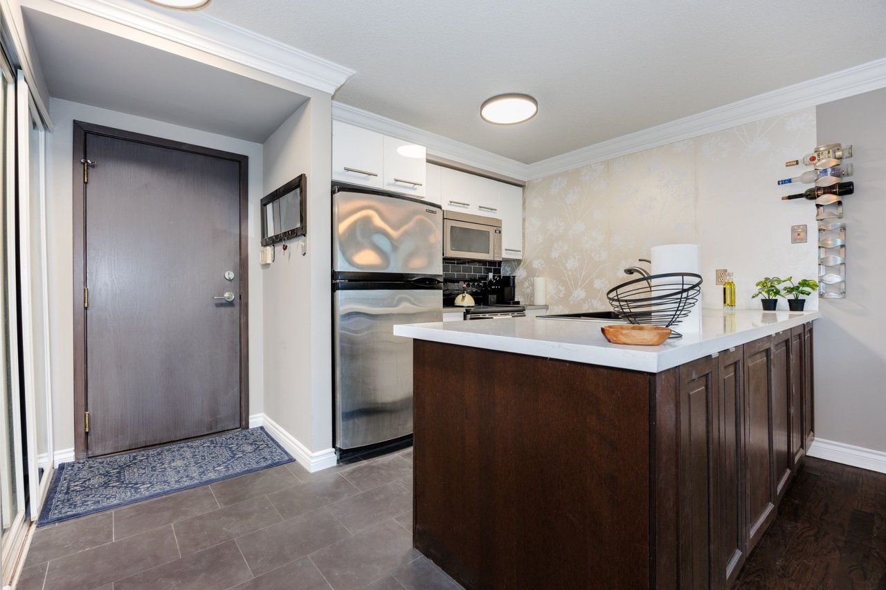 2-Storey Retreat On Queens Quay