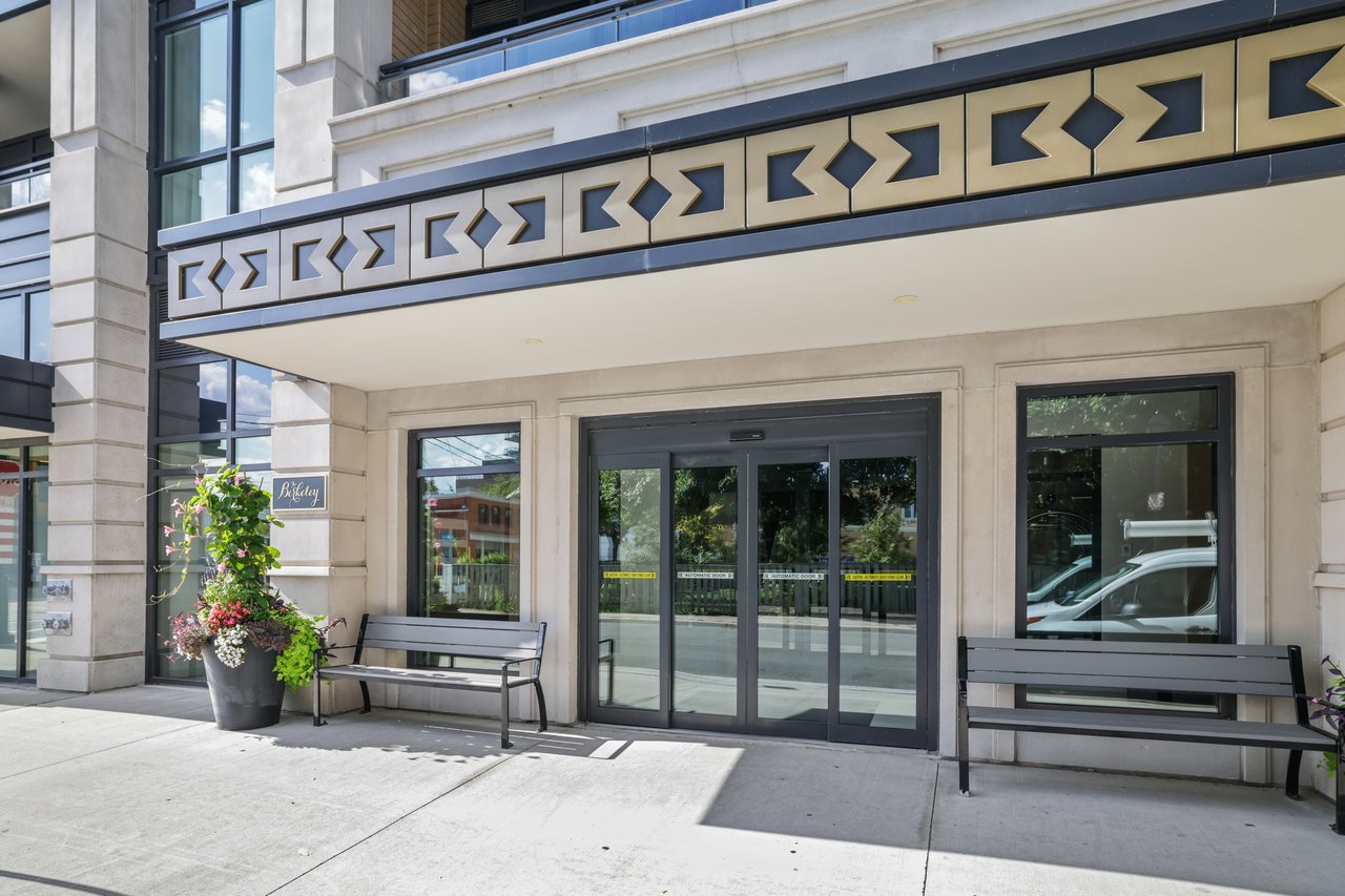 Stunning 2 Bedroom Upgraded Corner Unit