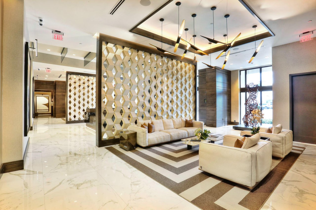 Exceptional Lower Penthouse Corner Unit in The City Beautiful