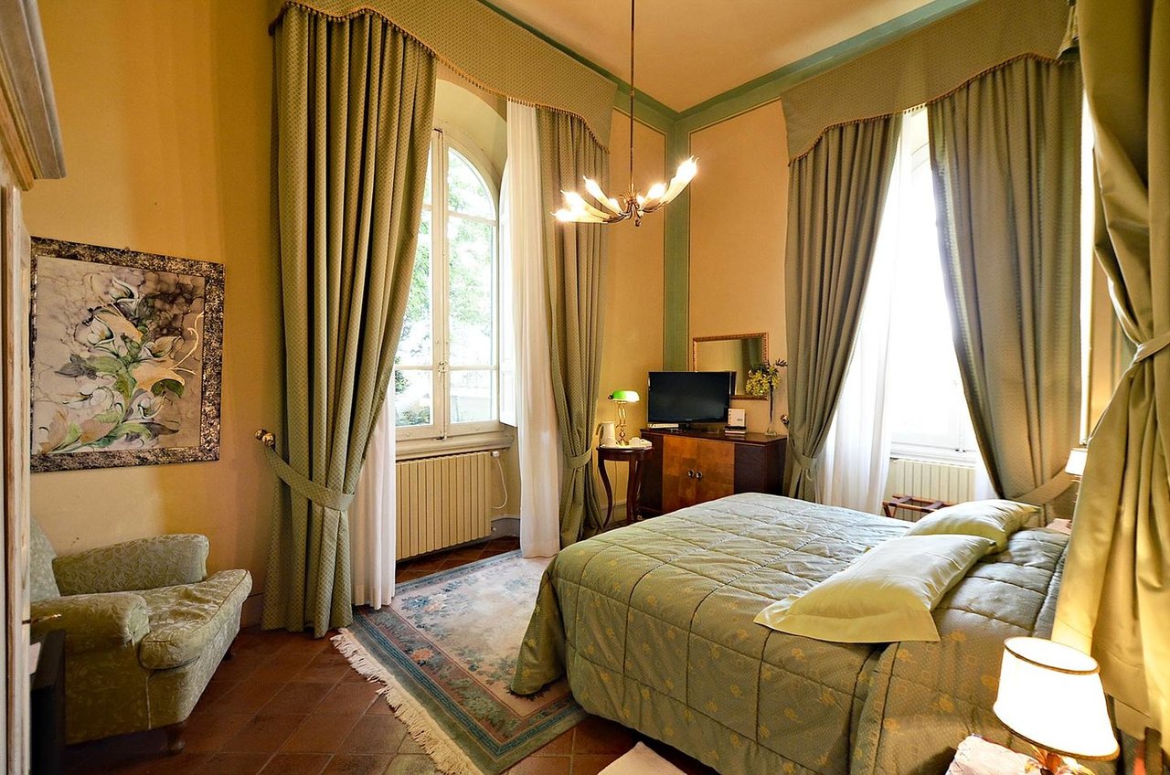 Gorgeous Florence Estate With Saltwater Pool