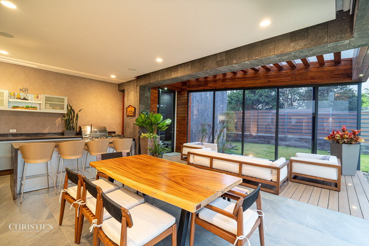 Modern Elegance with Panoramic Views – Exclusive Las Gemas Residence
