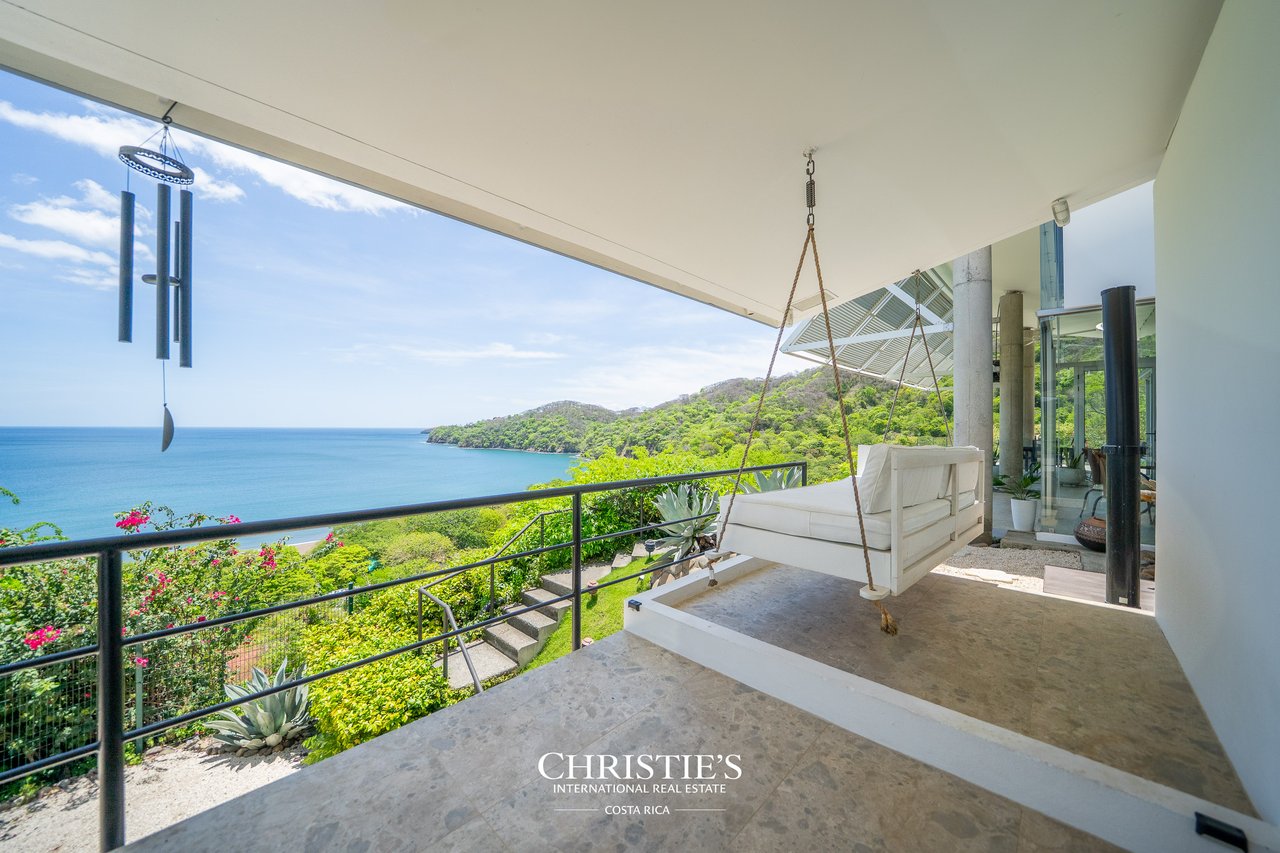 Casa Holmes: Award-Winning Glass House with Ocean Views