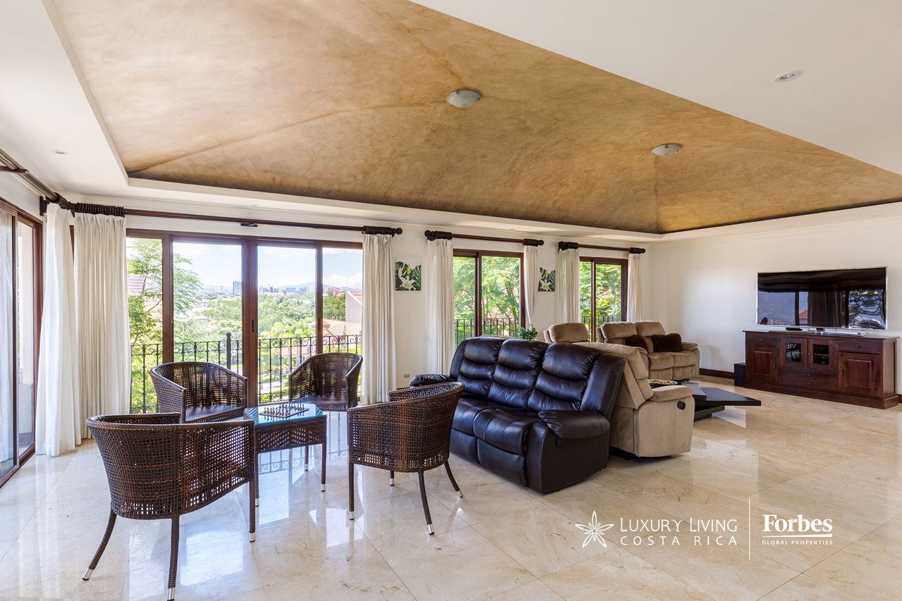 20336 - Luxury 5-bedroom home with an office and terrace in Cerro Alto, Escazú