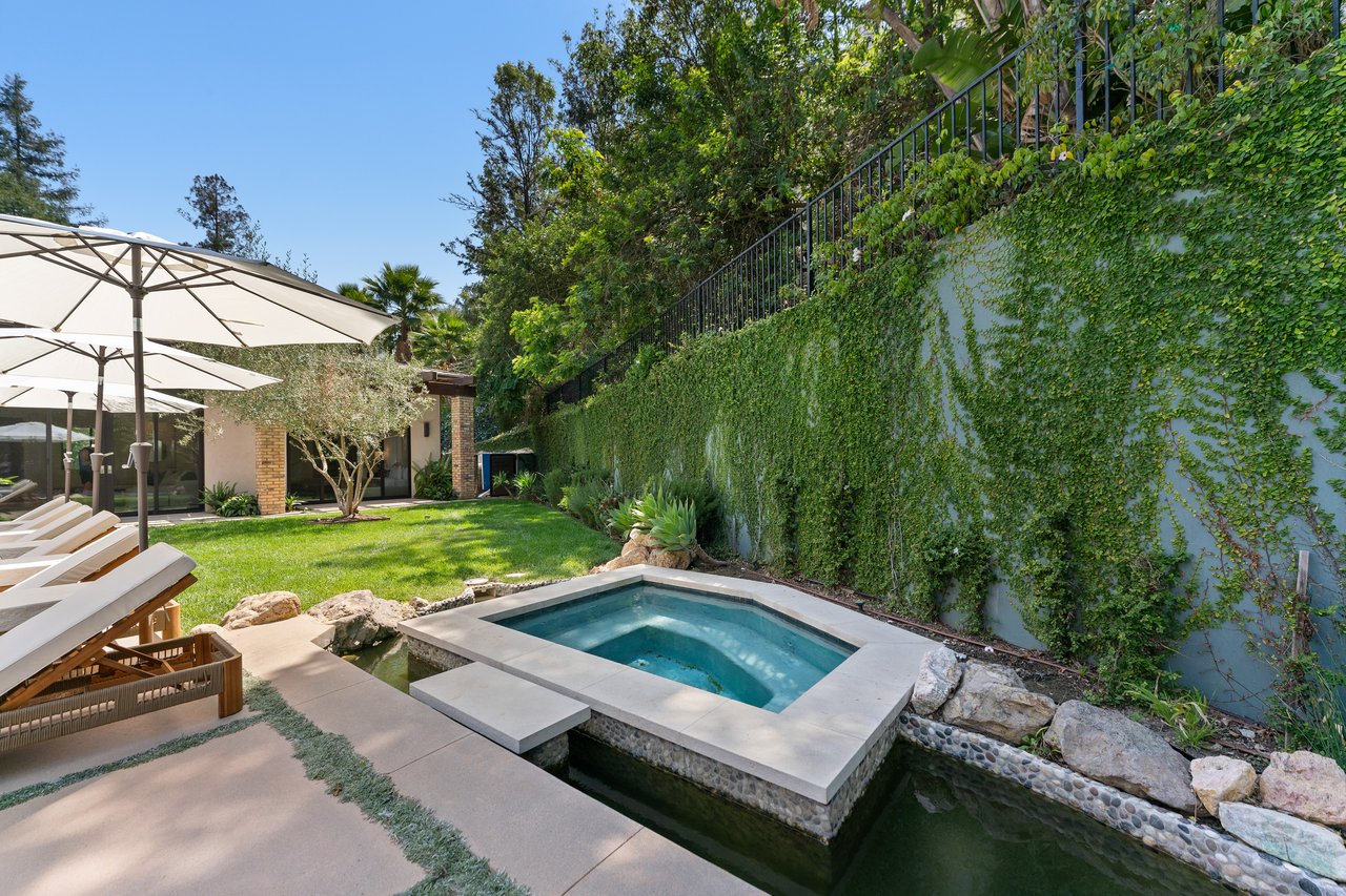 Bowmont Dr, 90210