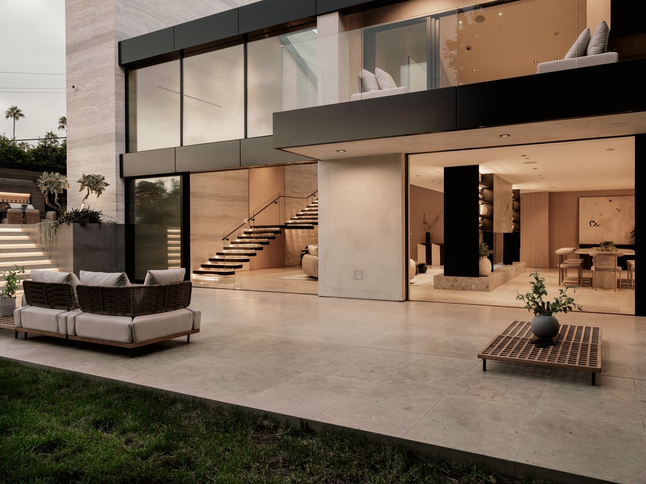 2555 La Mesa