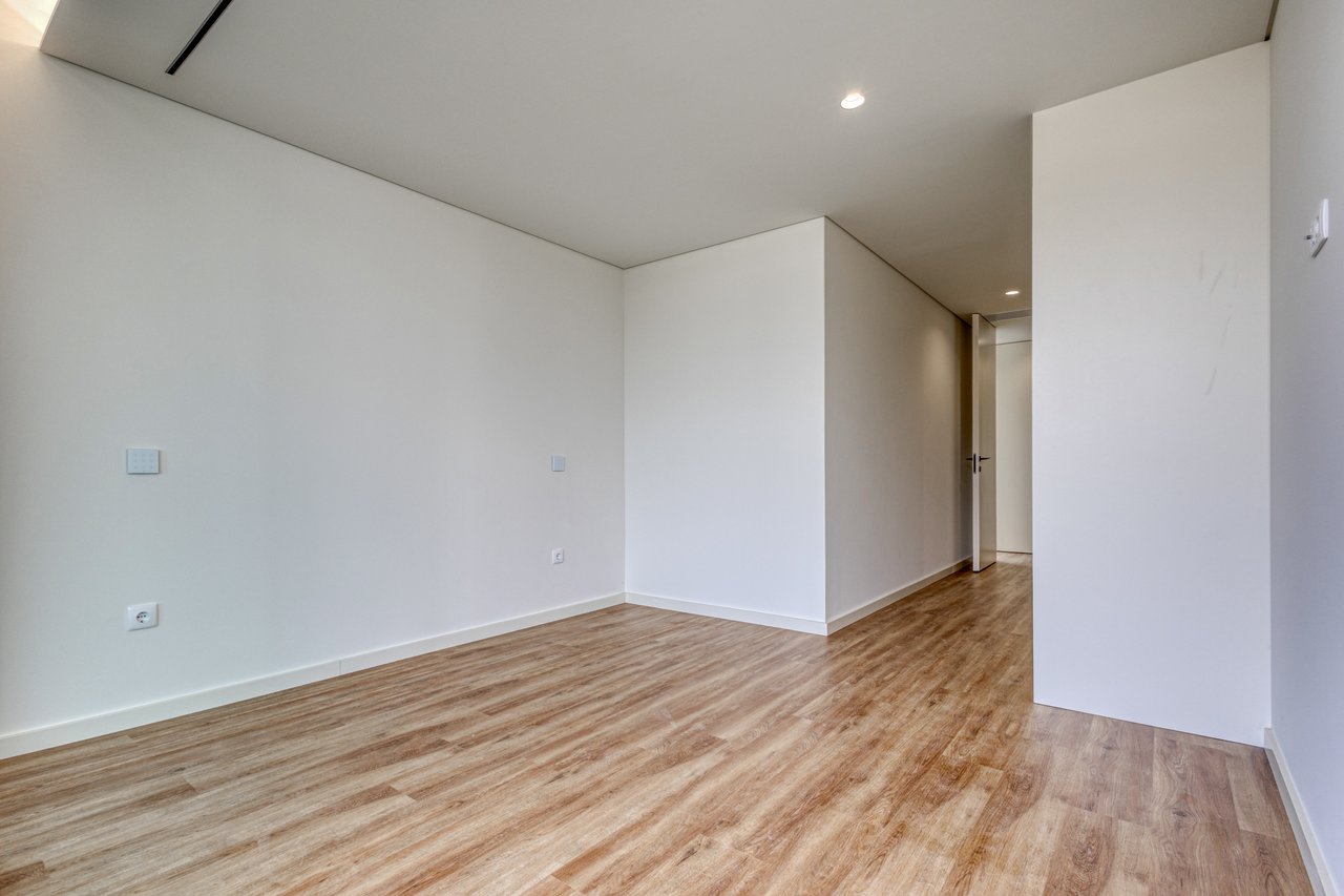 Contemporary 3-Bedroom Luxury Villa with Pool and Large Basement in Palmeira, Braga