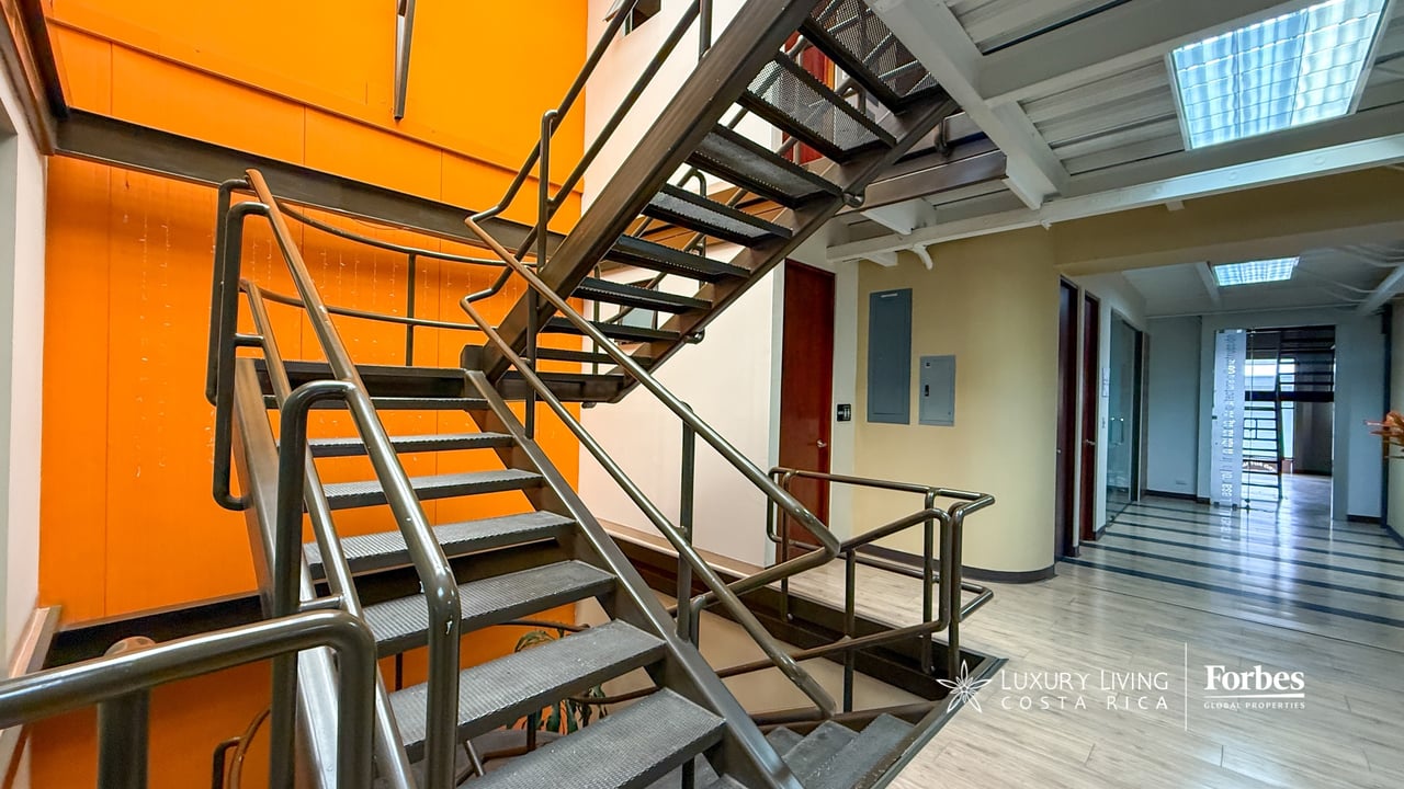 21581 - 3-Story Office/Warehouse with Easy Access to Route 27 in Guachipelin, Escazú