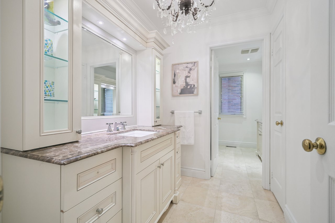 Prestigious Glen Abbey living with a backyard made for summer