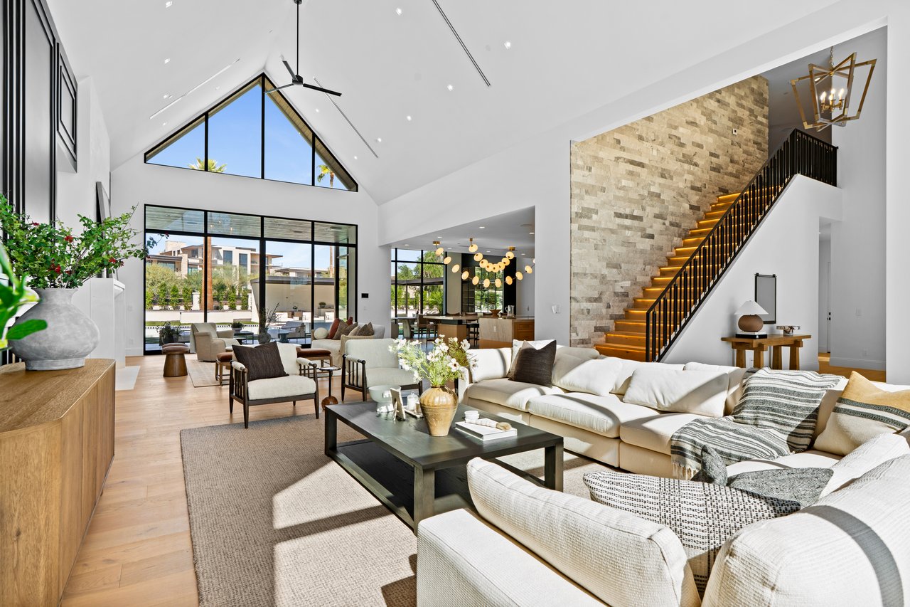 6230 E HILLCREST BLVD