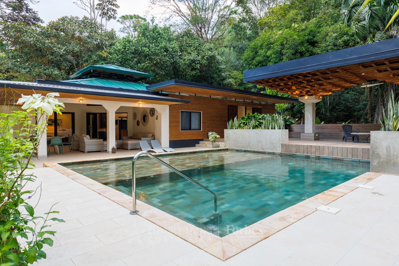 20391 - Property near the beach with hotel or private home potential