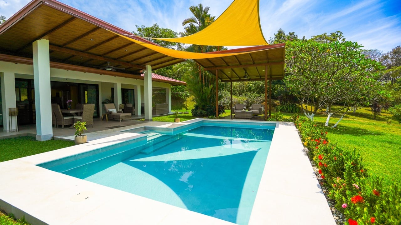 Stunning 2-Bedroom, 2-Bathroom Home with Pool on a Spacious Lot in Ojochal – Calle Papagayo