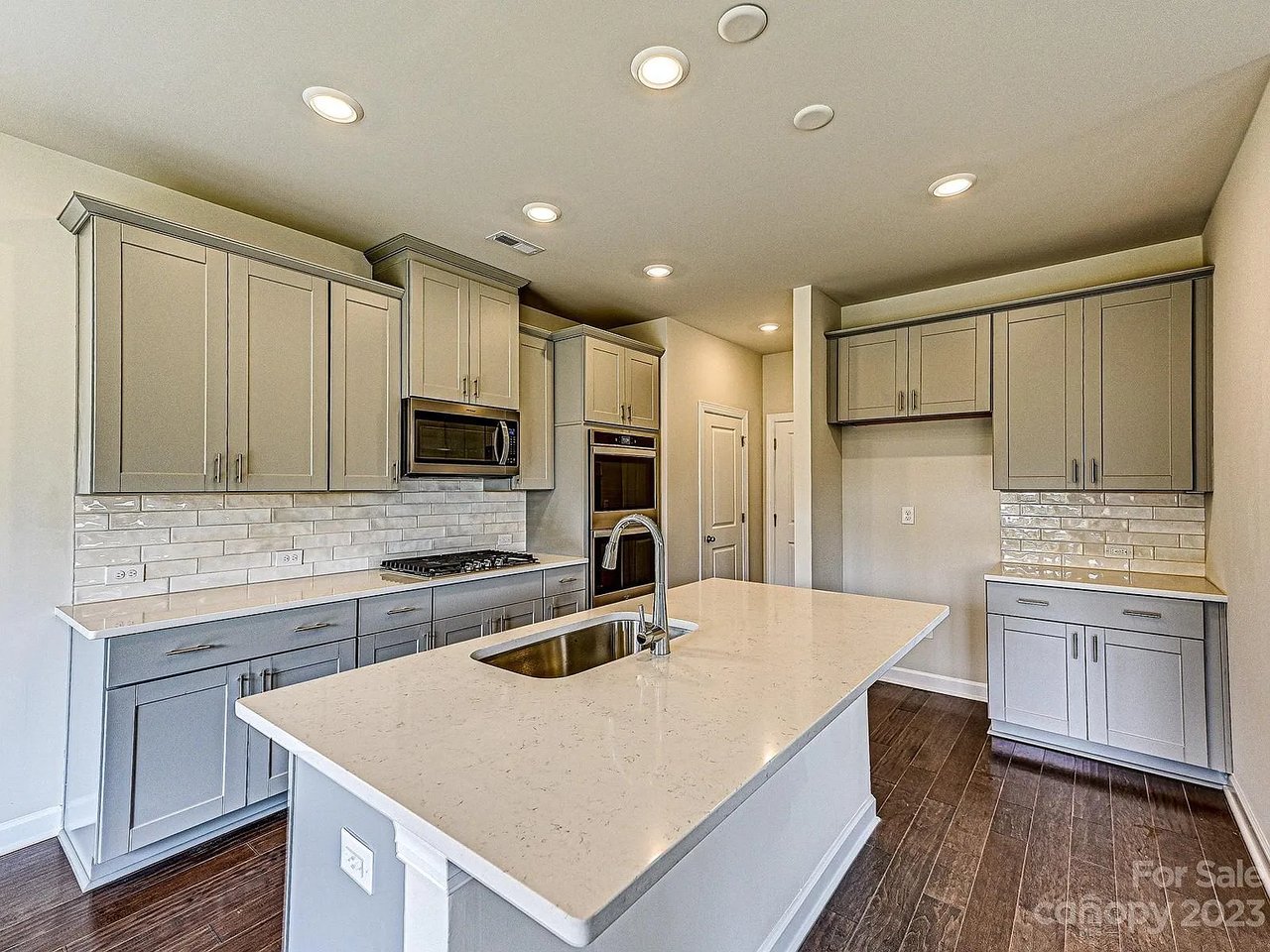 664 Citriadora St