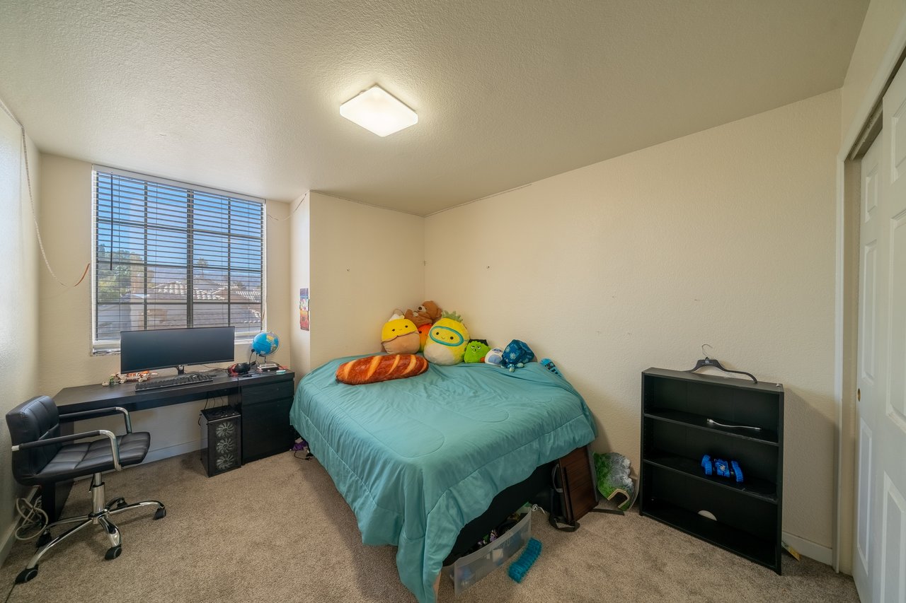 5620 Desert Creek Way