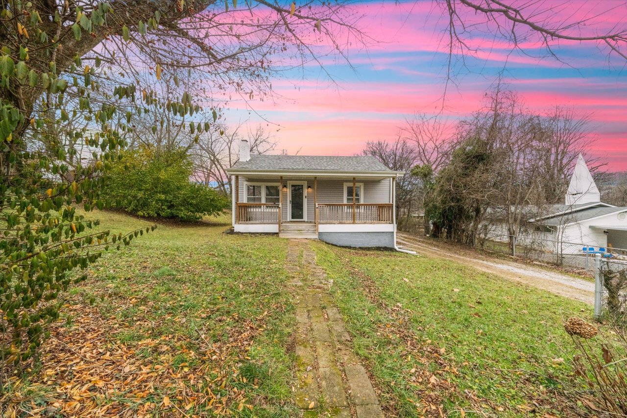 4913 Landbrook Drive: Charming Corner-Lot Cutie! 