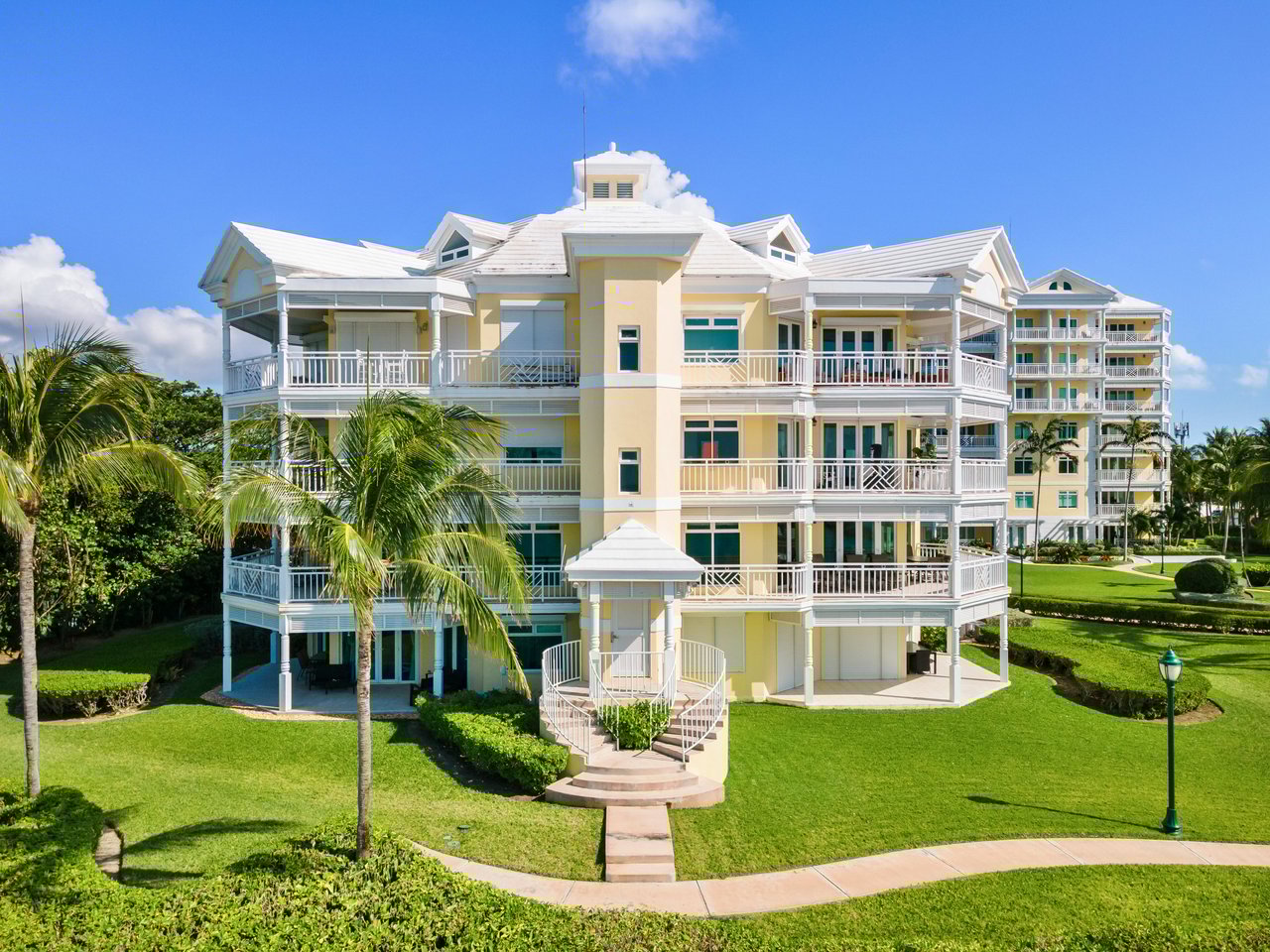 207 Beach Manor, Bayroc