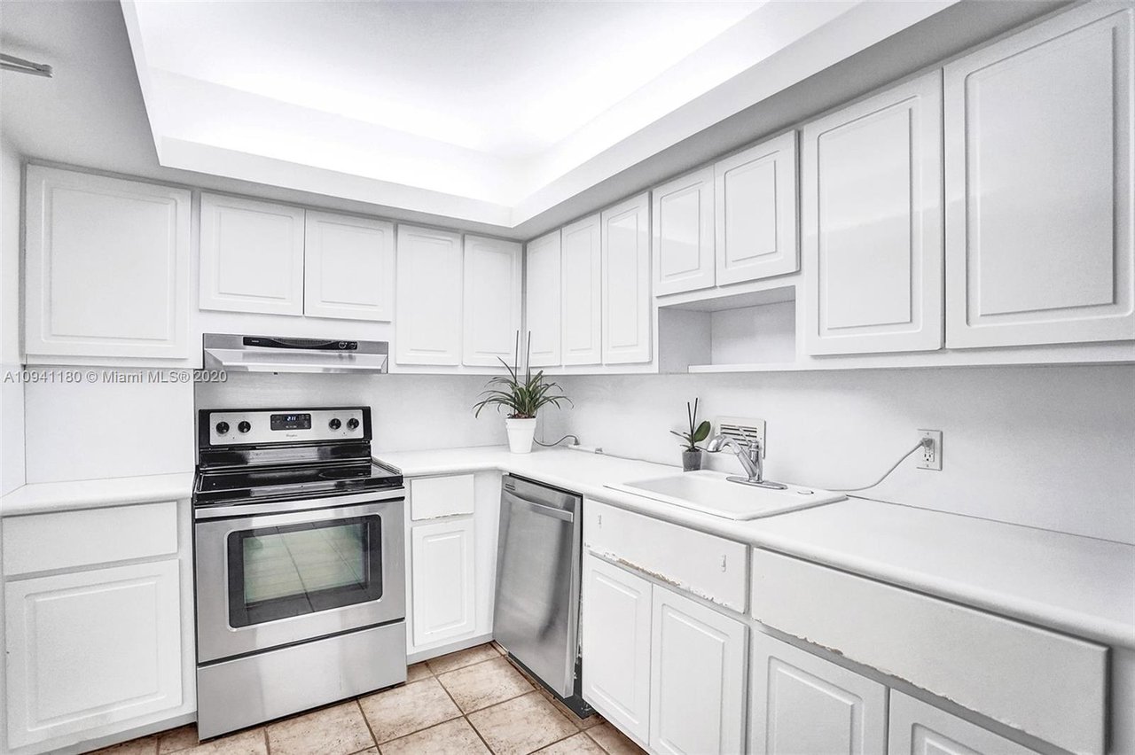 10185 Collins Ave APT 818