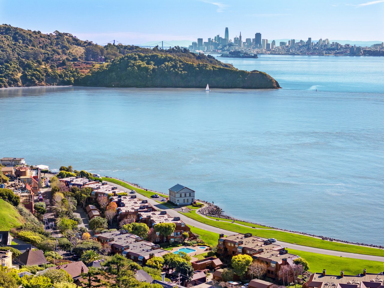 Luxurious End Unit in Point Tiburon