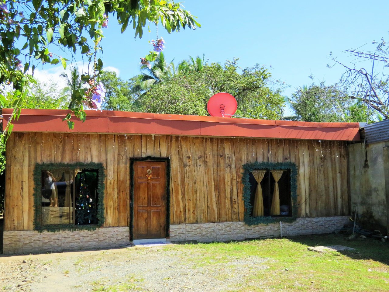 Fully equipped 4 Unit Apartment/Hotel complex 70 meters from the entrance to world-famous Marino Ballena National Park
