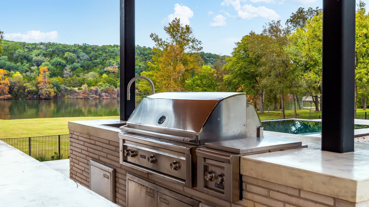 702 N Commons Ford Road