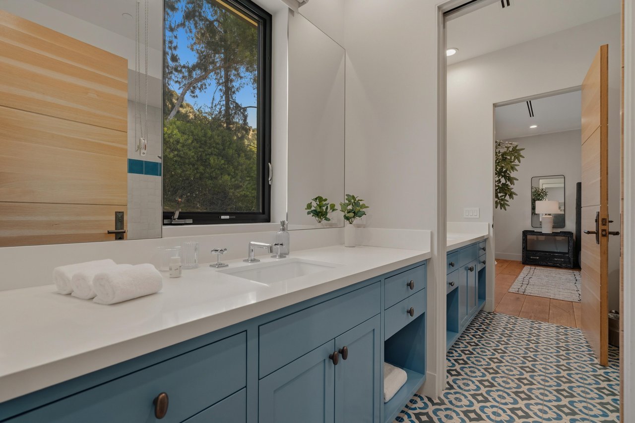 Bowmont Dr, 90210