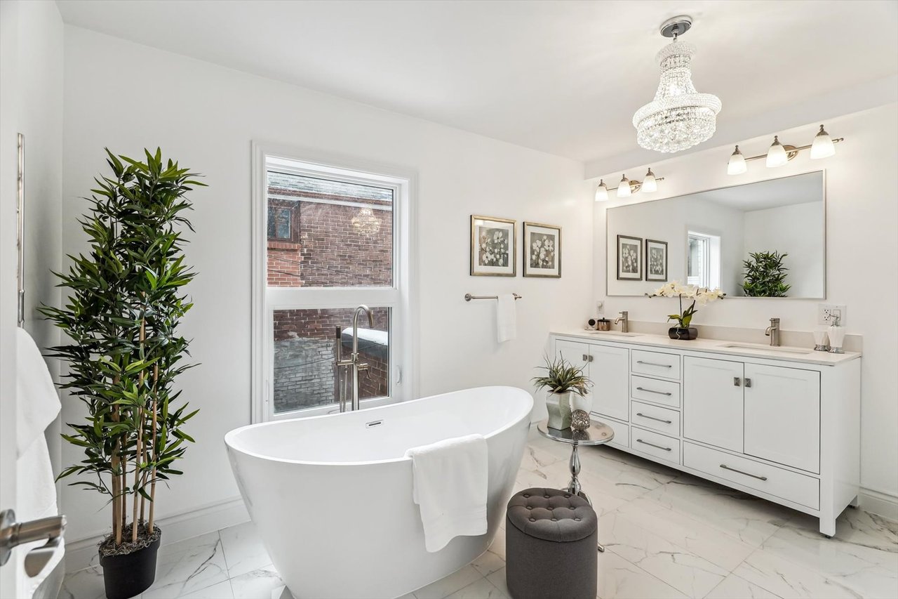 290 Bathurst St