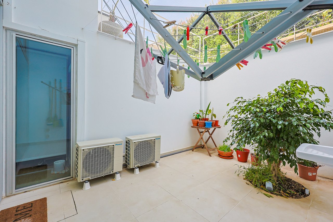 “The Green Villa” – Elegant Luxury Villa with Pool in Carnaxide, Oeiras