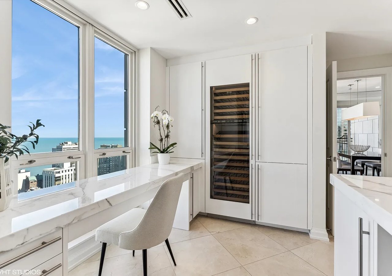 11 E Walton St APT 4202
