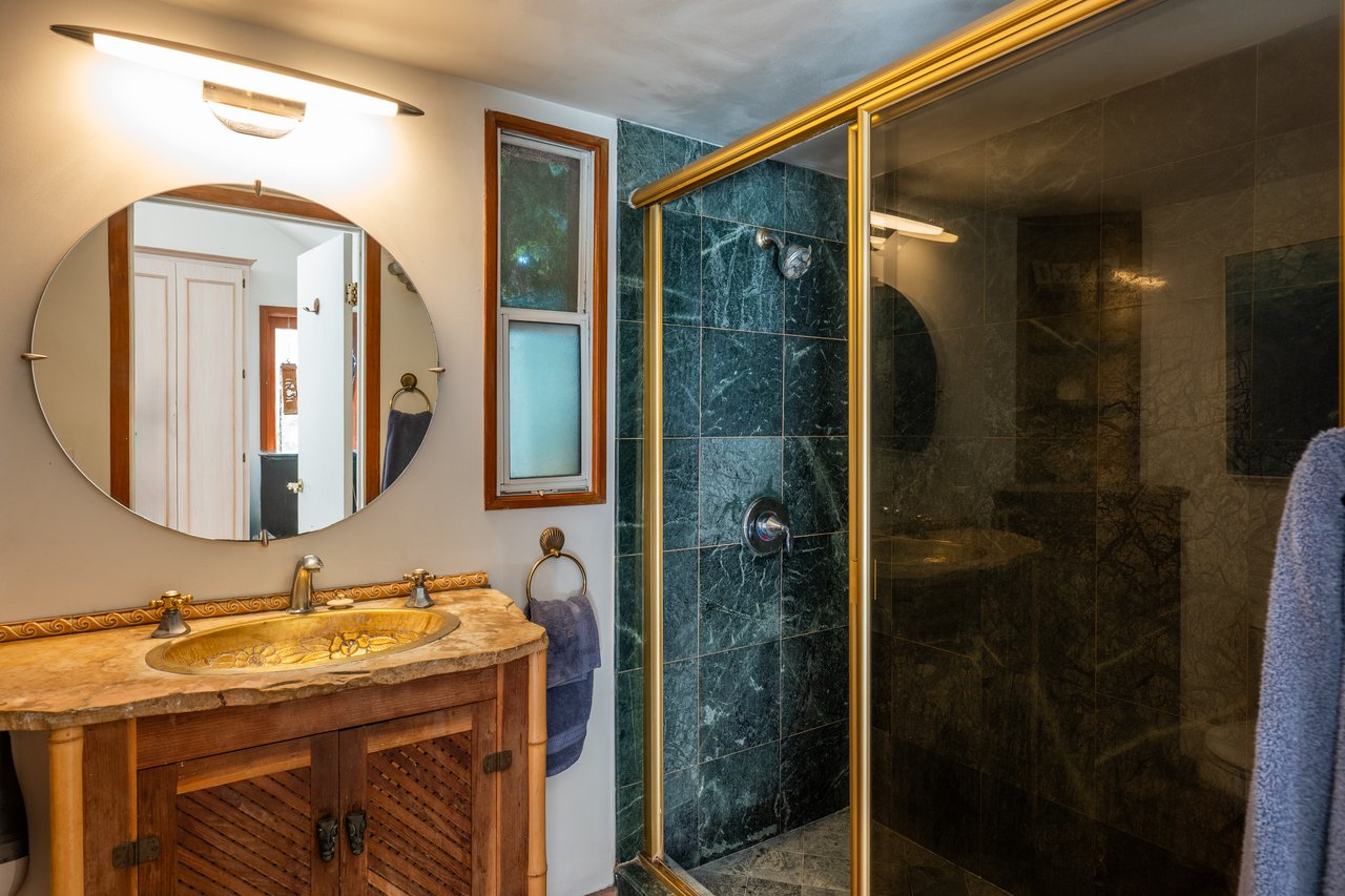 8921 Rosewood Ave, West Hollywood