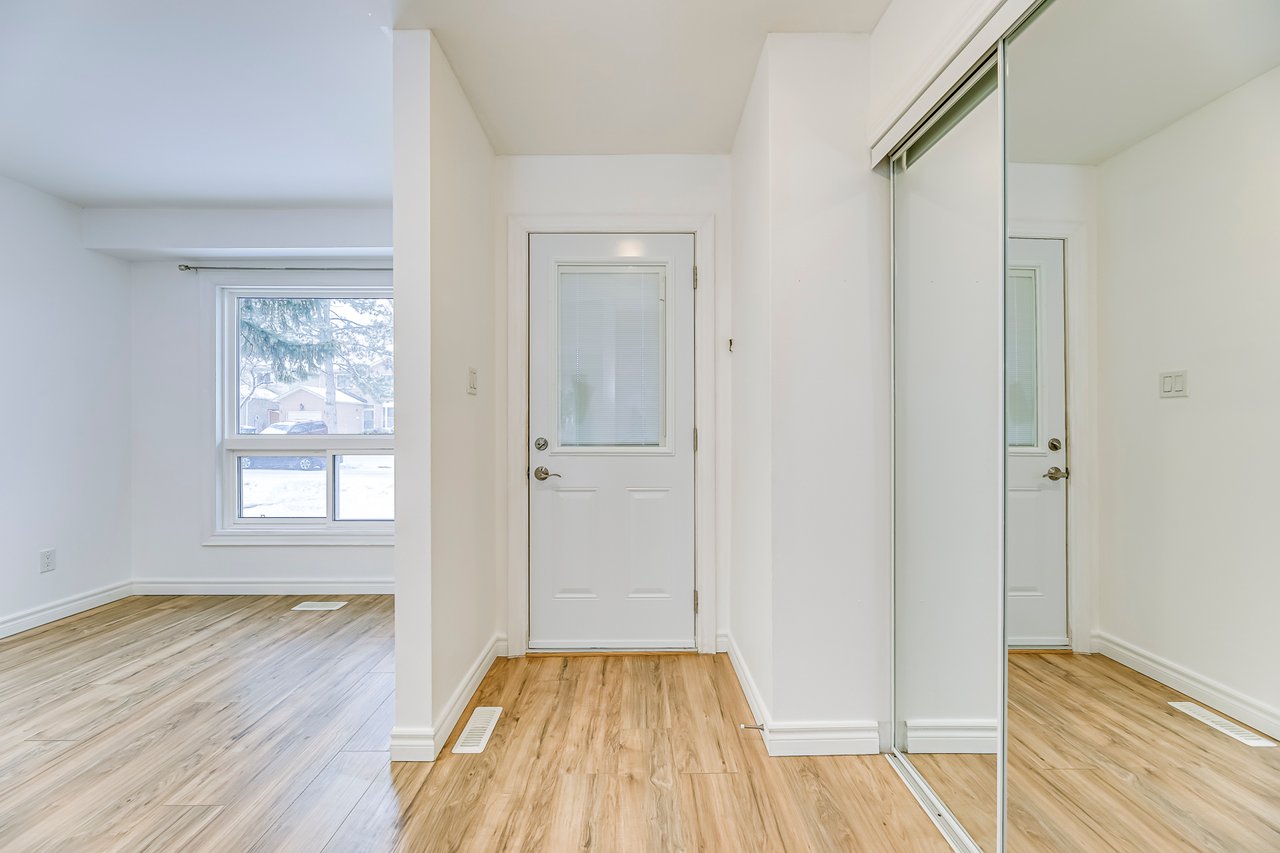 3042 Patrick Cres