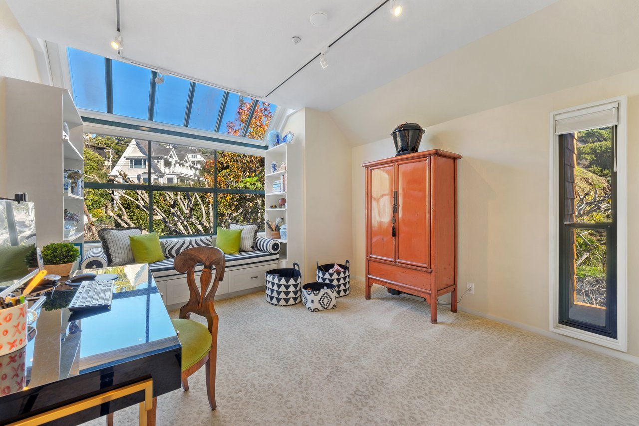 Luxurious End Unit in Point Tiburon