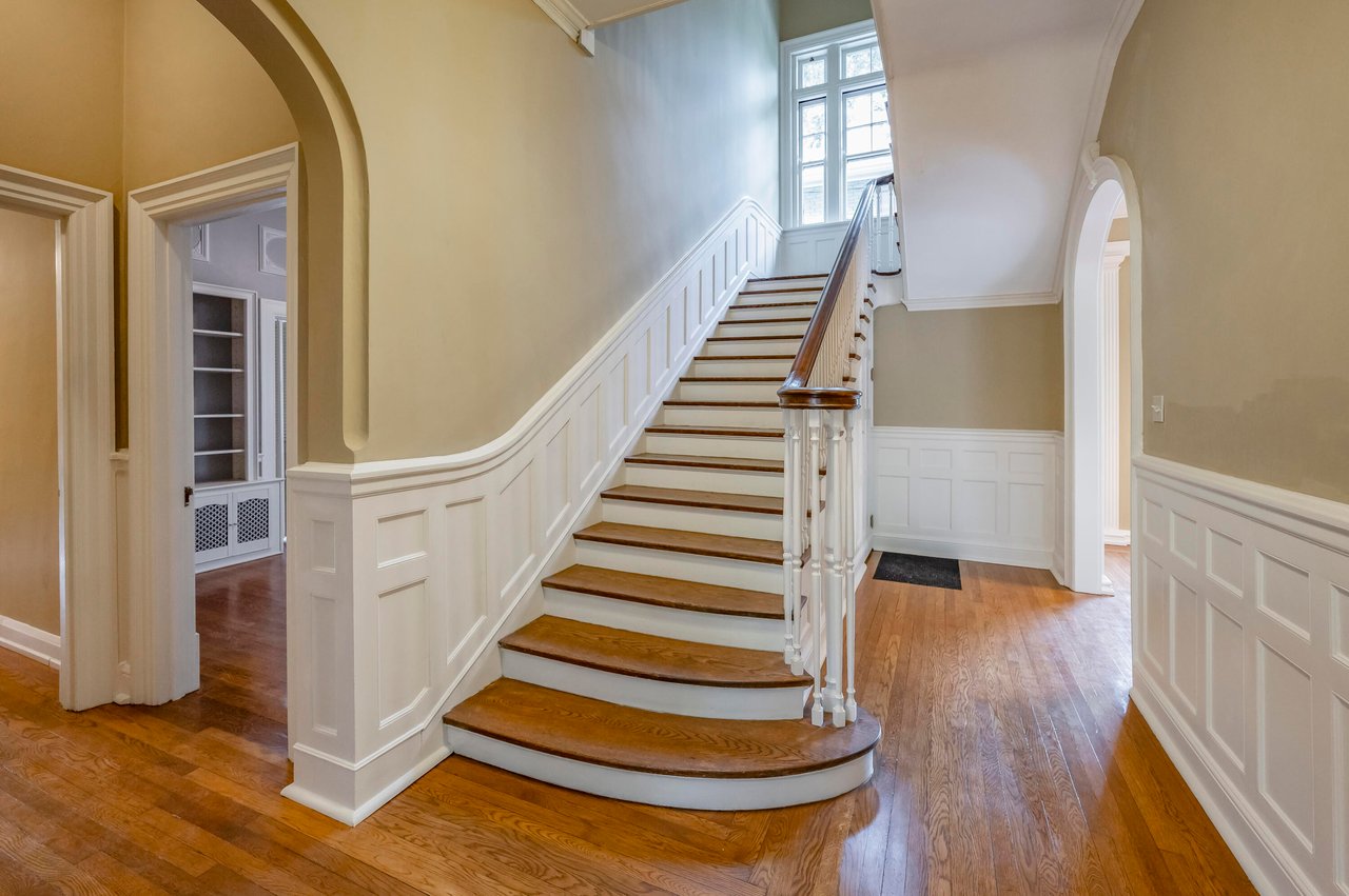 200 W Lexington Avenue