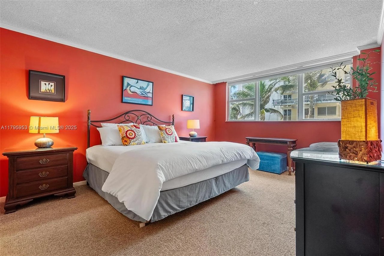 1239 Hillsboro Mile Apt 203