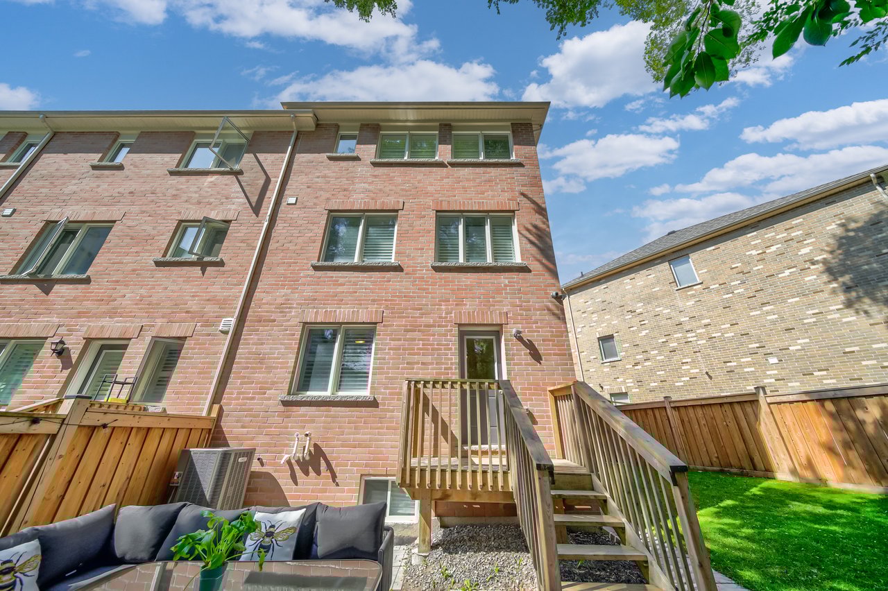 GORGEOUS TOWNHOME