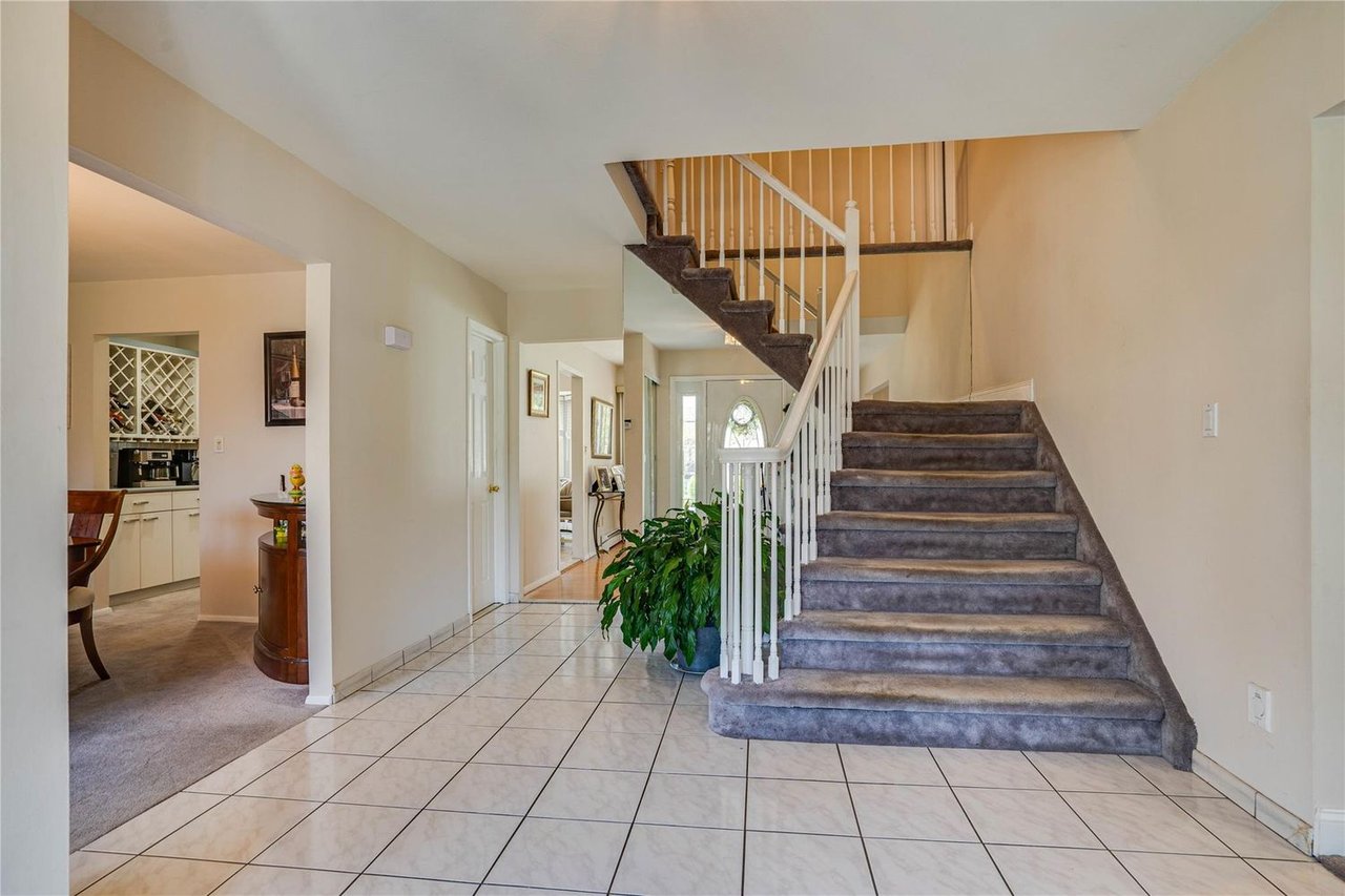 1 Stonehurst Ln