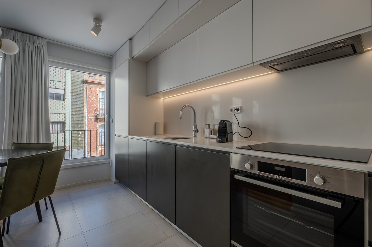 Chic 2-Bedroom Apartment with AL License in Central Porto – Ideal Investment or Pied-à-Terre in Portugal’s Most Dynamic City