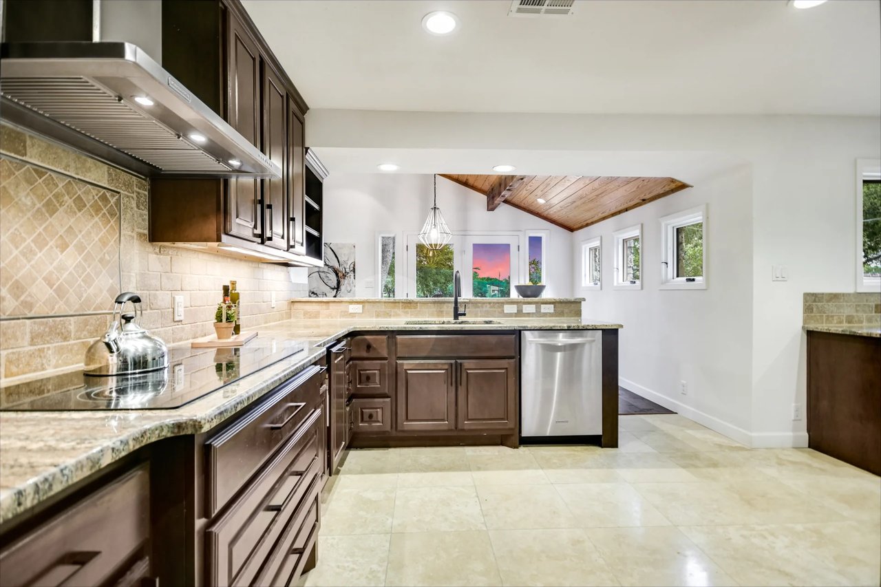 Golf Course Grandeur - 9112 Balcones Club Drive