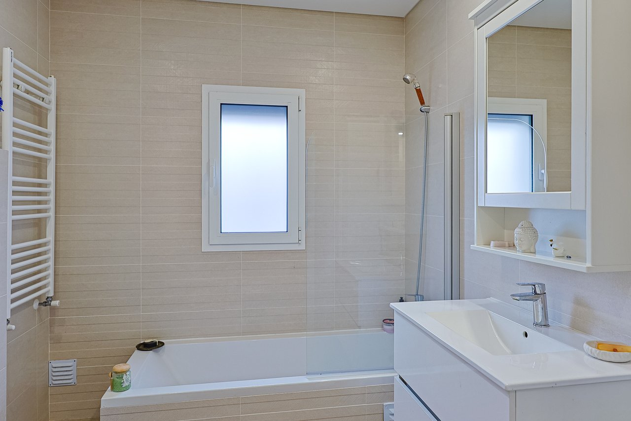 Modern 2-Bed, 2-Bath Apartment in Central Marinha Grande – Near Nazaré