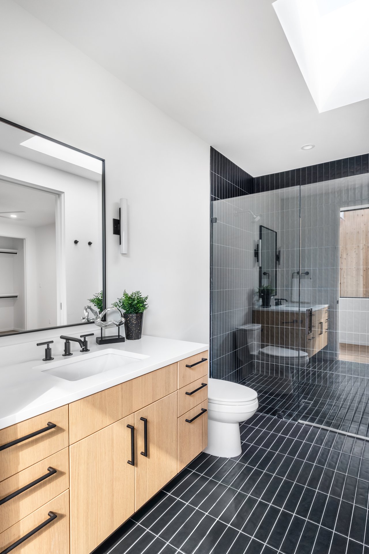 1121 Bluebonnet LN