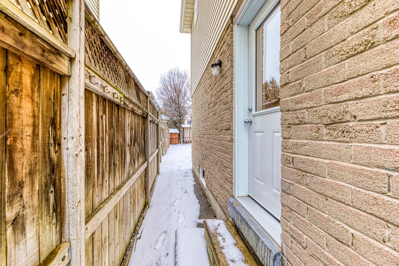 3042 Patrick Cres