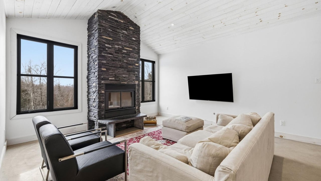 Contemporary Retreat Between Sky and Forest