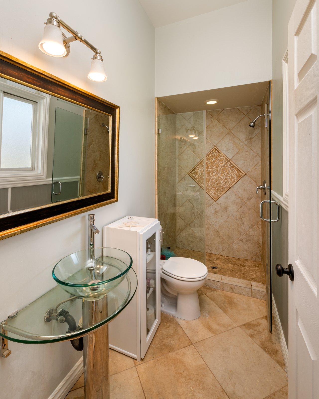 1018 N Tigertail Rd, Brentwood