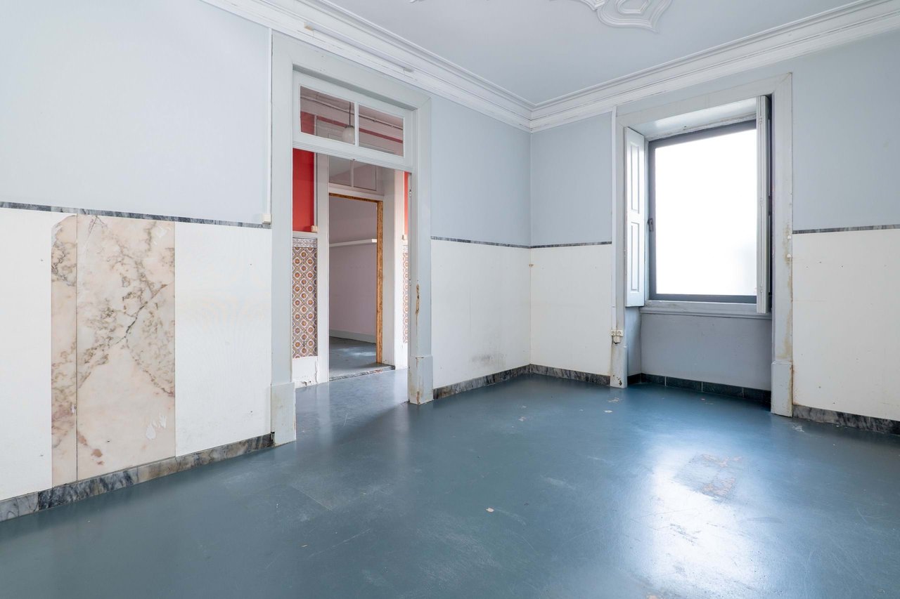 Historic Home for Restoration in Matosinhos, Porto – Prime Coastal Investment Opportunity
