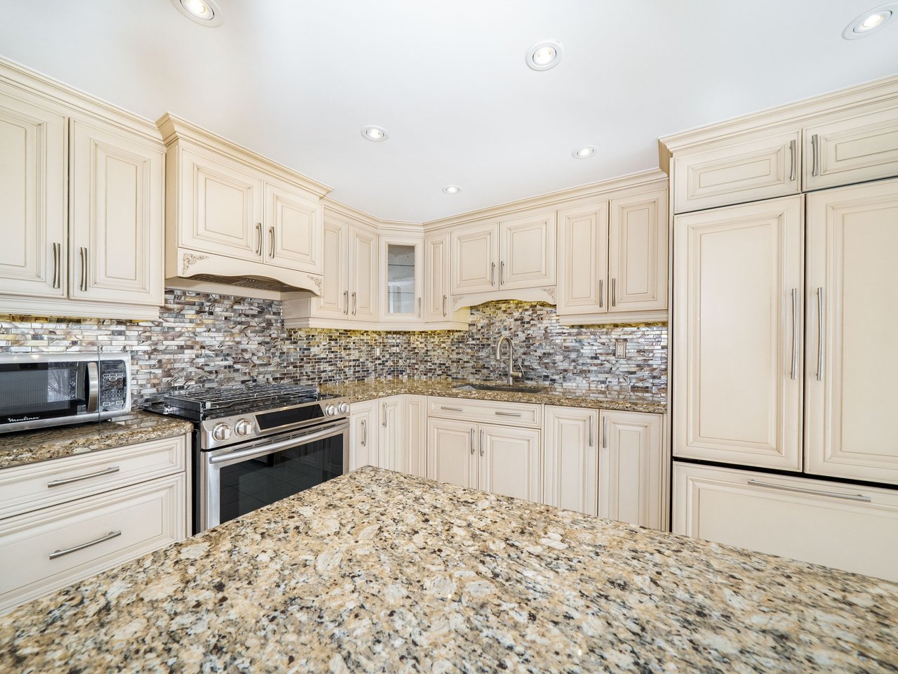 30 Harding Boulevard W, 404