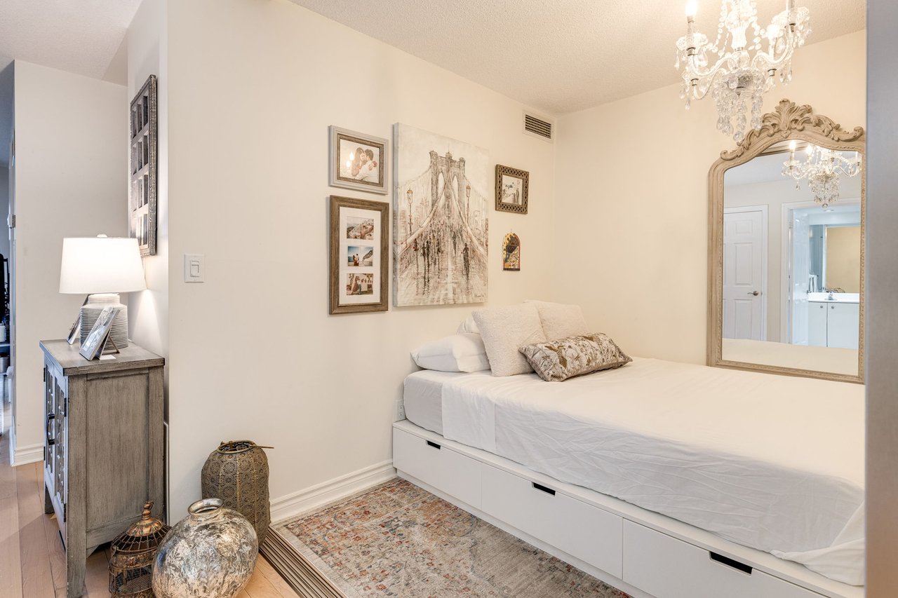 250 Wellington St W 535