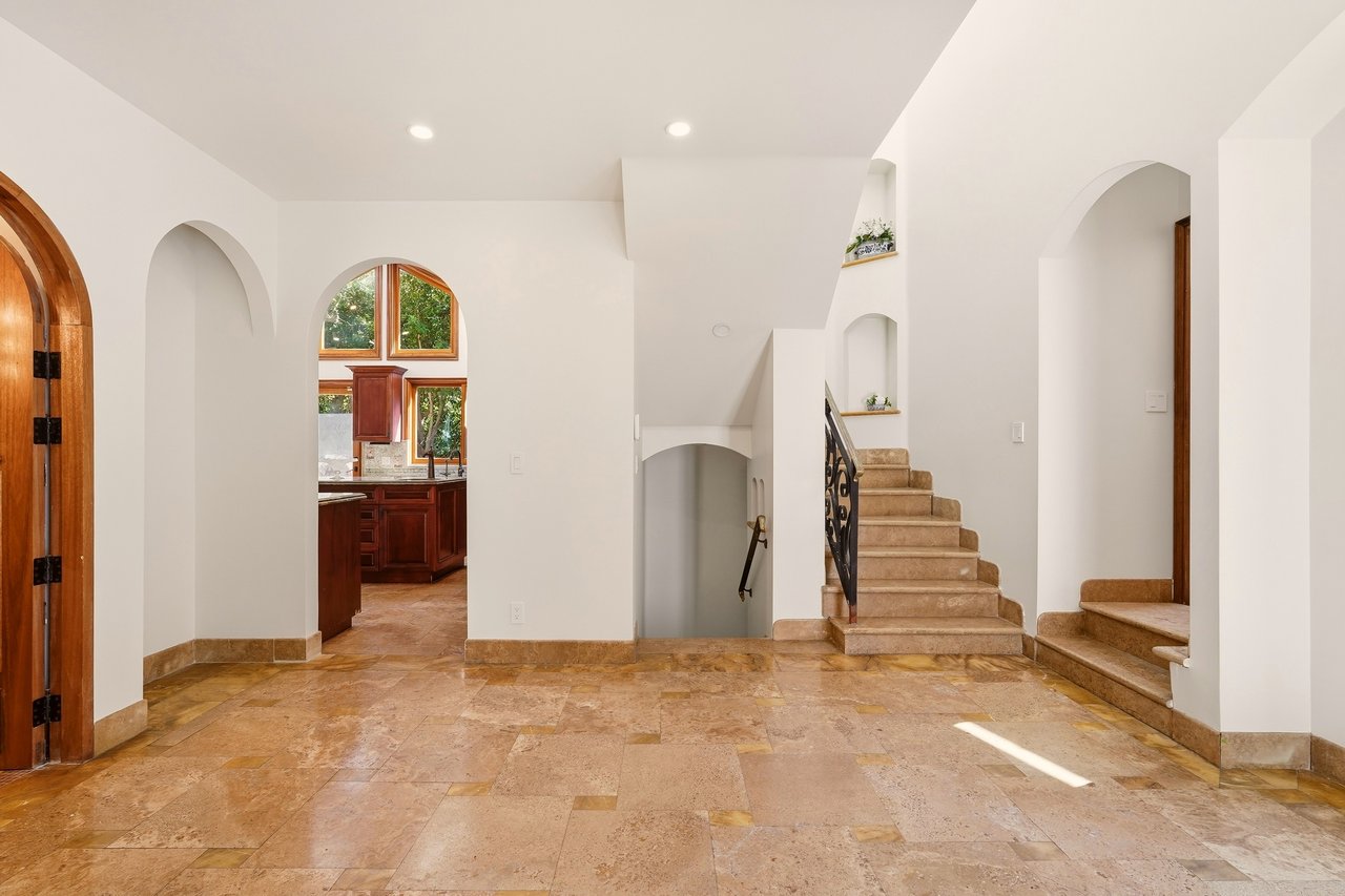 1260 Roscomare Rd