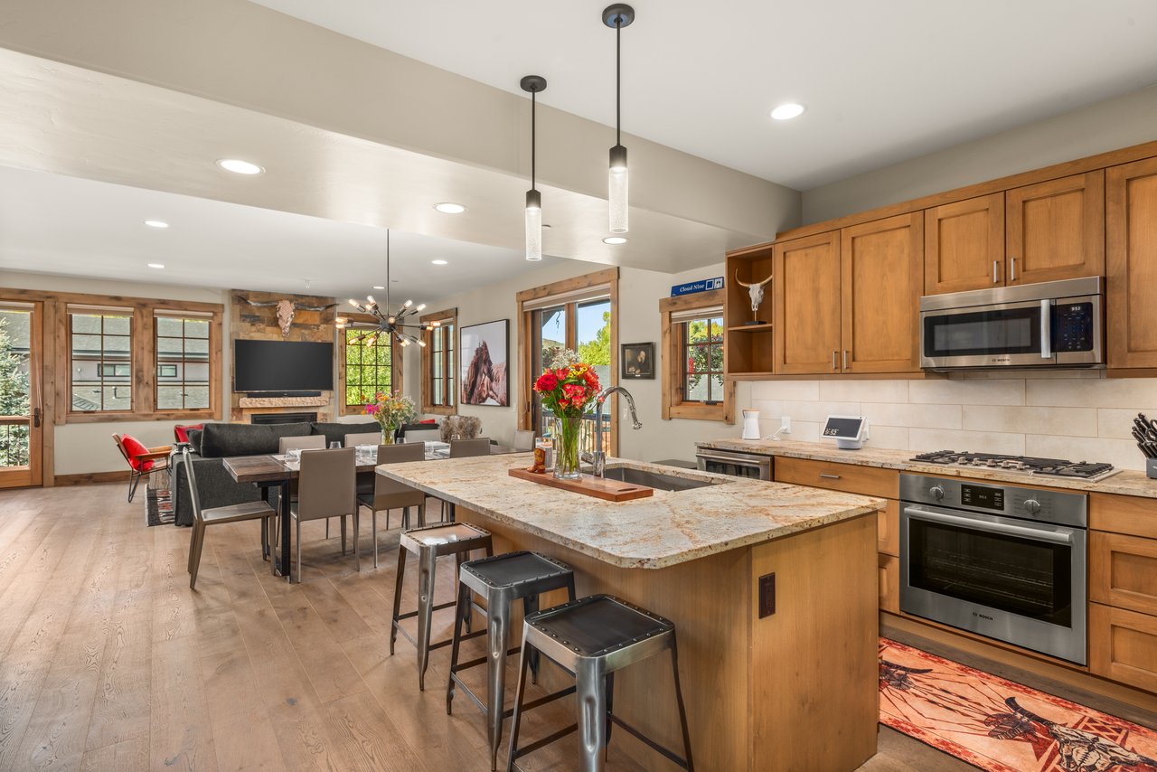 Shadowrock Townhome with Stunning Mountain Views